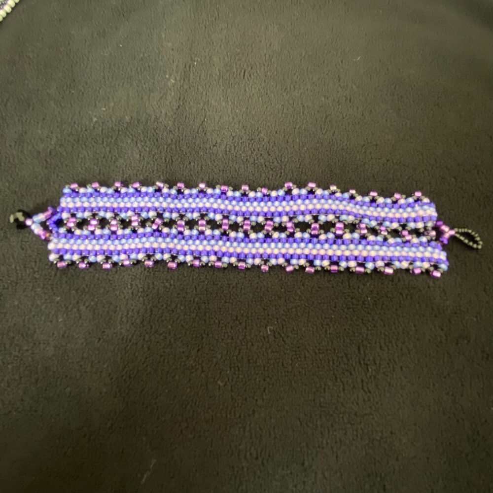 Handmade Beaded Bracelet Shades of Purple 7 Inches Long - Picture 11 of 12